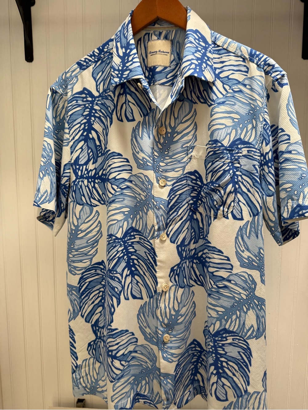 Tommy Bahama Blue Leaf Print Short-Sleeve
46 chest M/L 100% silk